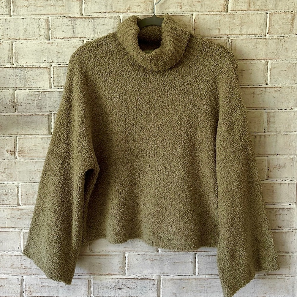 💥SALE💥Urban Outfitters olive green cropped sweater. Cowl neck. Soft. Size L